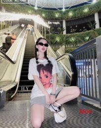 Áo thun nữ Quảng Châu form rộng in hình cô gái túi zip hàng siêu cấp