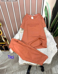 Đồ bộ quần lửng áo tay ngắn màu trơn in chữ dập nổi - DBO3593
