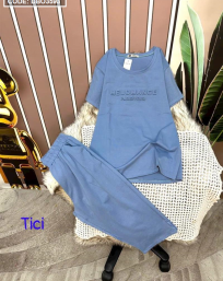 Đồ bộ quần lửng áo tay ngắn màu trơn in chữ dập nổi - DBO3593