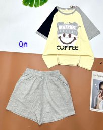 Đồ bộ quần đùi áo tay ngắn in hình mặt cười đội nón chữ coffee - DBO4502